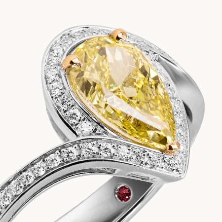 Unazë Fejese me Diamant Pear