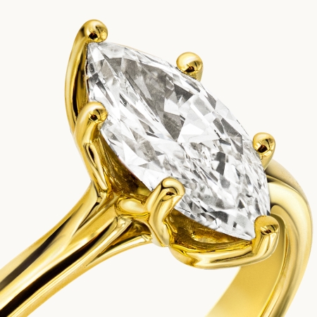 Unazë Fejese me Diamant Marquise