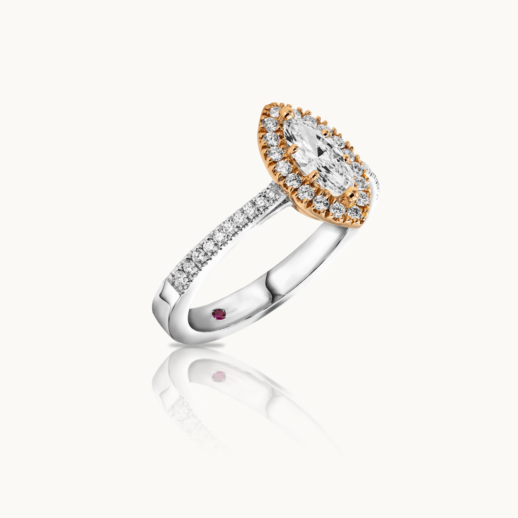 Unazë Fejese me Diamant Marquise