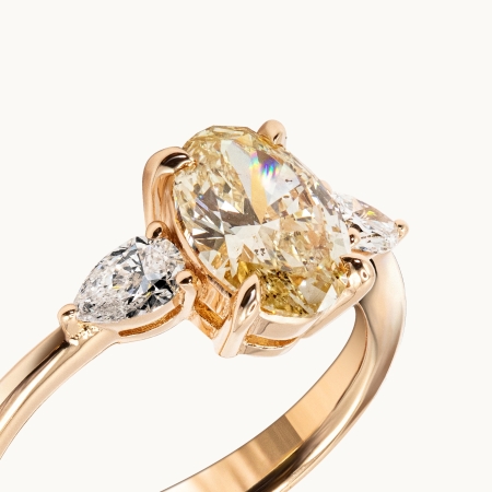Unazë Fejese me Diamant Oval Kaf