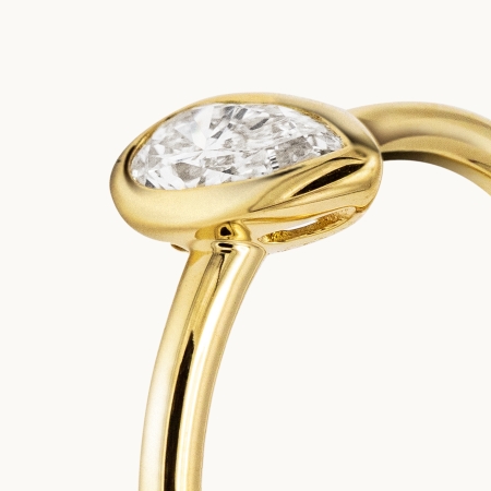 Unazë Fejese me Diamant Pear